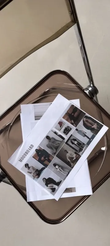 Moodboard impreso sobre una mesa
