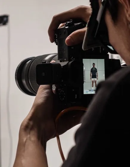 Fotógrafo revisando la toma en cámara