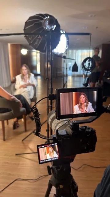 Rodaje de una entrevista con luces y cámara